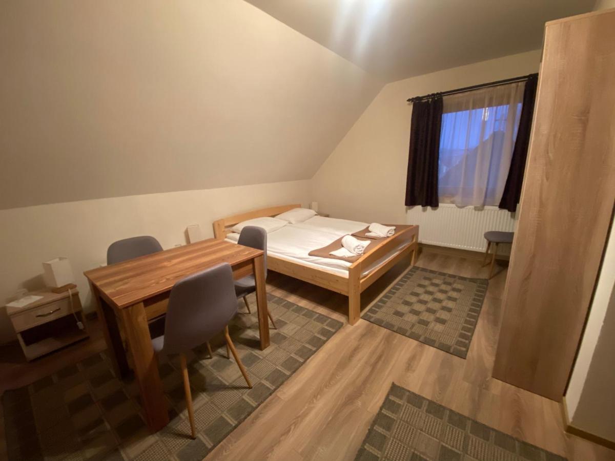 Gradics Panzio Hotel Siculeni Eksteriør billede